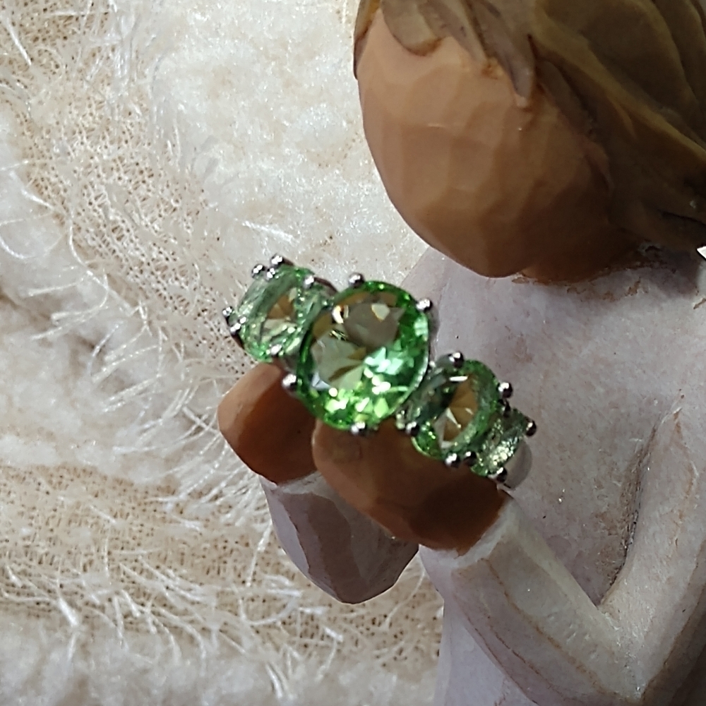 NEW Women's Cluster Ring 5 Oval Stacked Graduated Stones Lime Green sizes 7-8-9